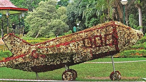 ಕಬ್ಬನ್ ಪಾರ್ಕ್ ನಲ್ಲಿ ಹೂವಿನಿಂದ ತಯಾರಿಸಿದ ವಿಮಾನ