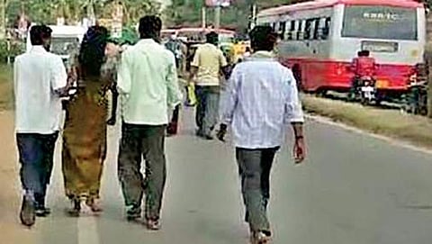 ಆಸ್ಪತ್ರೆಯತ್ತ ನಡೆದು ಸಾಗುತ್ತಿರುವ ಗರ್ಭಿಣಿ ಮಹಿಳೆ
