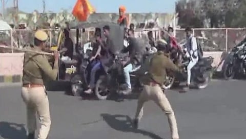 ಲಾಠಿ ಚಾರ್ಜ್ ಮಾಡುತ್ತಿರುವ ಪೊಲೀಸರು