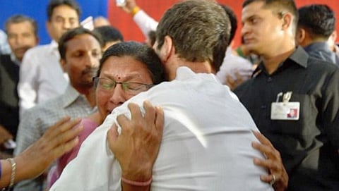ಉಪನ್ಯಾಸಕಿಯನ್ನು ಅಪ್ಪಿಕೊಂಡಿರುವ ರಾಹುಲ್ ಗಾಂಧಿ