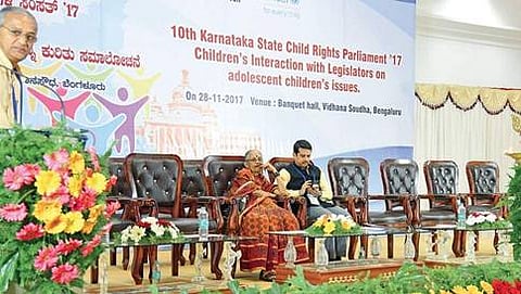 ಮಕ್ಕಳ ಹಕ್ಕು ಮರೆತ ಜನಪ್ರತಿನಿಧಿಗಳು: ಸಂಸತದಿಂದ ಬಂದ ಮಕ್ಕಳನ್ನು ಸ್ವಾಗತಿಸಿದ ಖಾಲಿ ಕುರ್ಚಿಗಳು