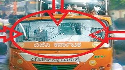 ಬಿಜೆಪಿ ಪರಿವರ್ತನಾ ರ್ಯಾಲಿ ವೇಳೆ ಯಾತ್ರಾ ವಾಹನದ ಮೇಲೆ ತೆಂಗಿನ ಕಾಯಿ ತೂರಾಟ