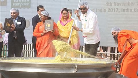 ಕಾರ್ಯಕ್ರಮದಲ್ಲಿ ಕಿಚಡಿ ತಯಾರಿಸಿದ ಬಾಬಾ ರಾಮ್ ದೇವ್ ಮತ್ತು ಬಾಣಸಿಗ ಸಂಜೀವ್ ಕಪೂರ್. ಕೇಂದ್ರ ಆಹಾರ ಸಂಸ್ಕರಣೆ ಖಾತೆ ಸಚಿವೆ ಹರ್ಸಿಮ್ರತ್ ಕೌರ್ ಮತ್ತು ಸಾದ್ವಿ ನಿರಂಜನ್ ಜ್ಯೋತಿ ಇದ