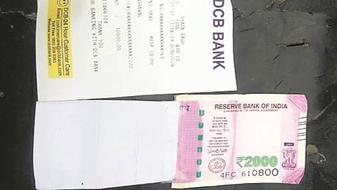 ದೆಹಲಿ ಎಟಿಎಂ ನಲ್ಲಿ 2  ಸಾವಿರ ರೂ. ಮುಖಬೆಲೆಯ ಅರ್ಧ ನೋಟು ಪತ್ತೆ!