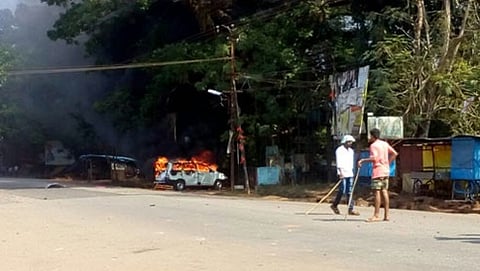 ಕಾರಿಗೆ ಬೆಂಕಿ ಹಚ್ಚಿರುವುದು