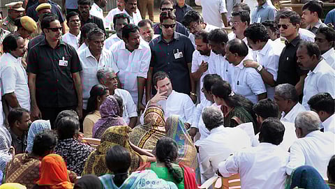 ಸಂತ್ರಸ್ಥರ ಭೇಟಿ ಮಾಡಿದ ರಾಹುಲ್ ಗಾಂಧಿ