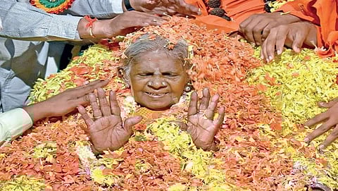 ಶನಿವಾರ ನಡೆದ ಕಾರ್ಯಕ್ರಮವೊಂದರಲ್ಲಿ ತಿಮ್ಮಕ್ಕರನ್ನು ಸನ್ಮಾನಿಸಲಾಯಿತು