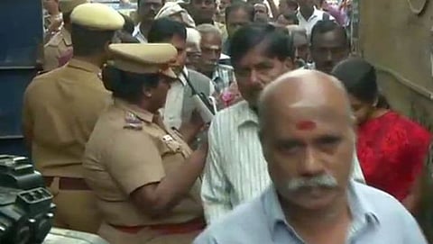 ಆರ್ ಕೆ ನಗರದಲ್ಲಿ ಮತಗಟ್ಟೆಗೆ ಆಗಮಿಸಿರುವ ಮತದಾರರು