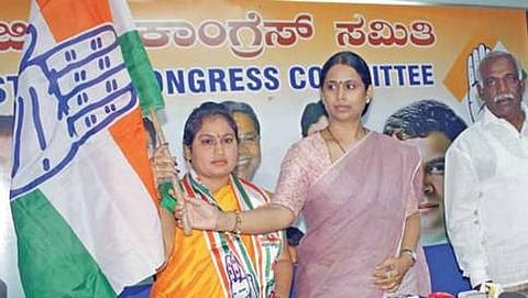 ಹತ್ಯೆಯಾದ ಬಿಜೆಪಿ ನಾಯಕ ಯೋಗೇಶ್ ಪತ್ನಿ ಮಲ್ಲಮ್ಮ ಕಾಂಗ್ರೆಸ್'ಗೆ ಸೇರ್ಪಡೆ