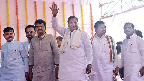 ಹುಬ್ಬಳ್ಳಿಯಲ್ಲಿ ನಿನ್ನೆ ಸಾಧನ ಸಮಾವೇಶದಲ್ಲಿ ಜನರೆಡೆಗೆ ಕೈ ಬೀಸಿದ ಮುಖ್ಯಮಂತ್ರಿ ಸಿದ್ದರಾಮಯ್ಯ