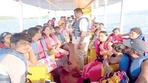 ಸಮುದ್ರದ ಮಧ್ಯದಲ್ಲಿ ಕೆಟ್ಟುನಿಂತ ಬೋಟ್: ಸಂಕಷ್ಟದಲ್ಲಿ ಸಿಲುಕಿದ್ದ 45 ಕನ್ನಡಿಗರ ರಕ್ಷಣೆ