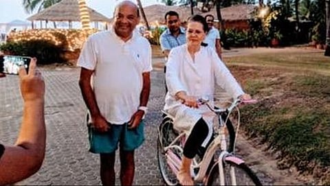 ಗೋವಾದಲ್ಲಿ ಸೈಕಲ್ ನಲ್ಲಿ ಕುಳಿತು ಅಭಿಮಾನಿಗಳೊಂದಿಗೆ ಫೋಟೋ ಕ್ಲಿಕ್ಕಿಸಿಕೊಳ್ಳುತ್ತಿರುವ ಸೋನಿಯಾ ಗಾಂಧಿ