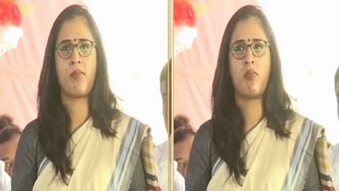 ಪ್ರೀತಿ ಗೆಲ್ಹೋಟ್ ಚೂಯಿಂಗ್ ಗಮ್ ಜಗಿಯುತ್ತಿರುವುದು.