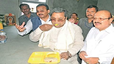 ತುಮಕೂರು ಜಿಲ್ಲೆಯ ಶಿರಾ ಪುರಸಭೆ ಕಚೇರಿ ಆವರಣದಲ್ಲಿ ಇಂದಿರಾ ಕ್ಯಾಂಟೀನ್ ಉದ್ಘಾಟಿಸಿದ ನಂತರ ಆಹಾರ ಸವಿದ ಮುಖ್ಯಮಂತ್ರಿ ಸಿದ್ದರಾಮಯ್ಯ. ಸಚಿವ ಟಿ.ಬಿ.ಜಯಚಂದ್ರ ಕೂಡ ಹಾಜರಿದ್ದರು