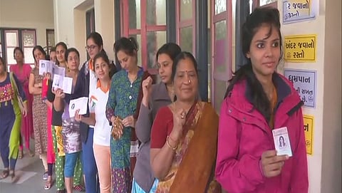 ಮತದಾನಕ್ಕಾಗಿ ಕಾದು ನಿಂತಿರುವ ಗುಜರಾತ್ ಜನತೆ