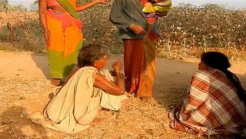 ಮರದ ಕೆಳಗೆ ಮಗುವಿಗೆ ಜನ್ಮ ನೀಡಿದ ಮಹಿಳೆ