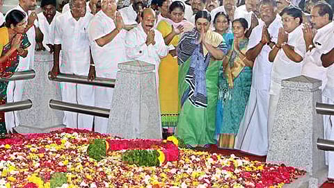 ಮರೀನಾ ಬೀಚ್ ನಲ್ಲಿರುವ ಜಯಲಲಿತಾ ಅವರ ಸಮಾಧಿಗೆ ಶ್ರದ್ಧಾಂಜಲಿ ಸಲ್ಲಿಸಿದ ದೀಪಾ ಜಯಕುಮಾರ್