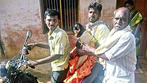 ರತ್ನಮ್ಮ ಶವವನ್ನು ಮೊಪೆಡ್ ನಲ್ಲಿ ಸಾಗಿಸಿದ ಸಂಬಂಧಿಕರು