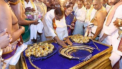 ಆಭರಣಗಳನ್ನು ದೇವಸ್ಥಾನಕ್ಕೆ ಅರ್ಪಿಸುತ್ತಿರುವ ಕೆಸಿಆರ್
