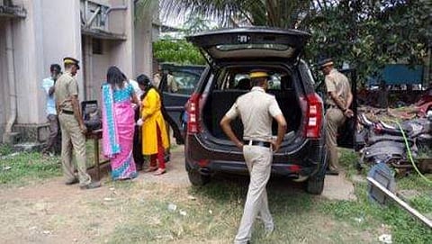 ತನಿಖೆಯಲ್ಲಿ ತೊಡಗಿರುವ ಪೊಲೀಸರು