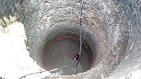 ಬಾವಿಗೆ ಬಿದ್ದಿರುವ ಪೇದೆ ರಾಜು