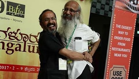 ಸಿನಿಮೋತ್ಸವದಲ್ಲಿ ಖ್ಯಾತ ಸಿನಿಮಾಟೋಗ್ರಾಫರ್ ಭಾಸ್ಕರ್ ಅವರನ್ನು ಎತ್ತಿ ಹಿಡಿದ ಸುರೇಶ (ಚಿತ್ರಕೃಪೆ: ಸುರೇಶ ಅವರ ಫೇಸ್ಬುಕ್ ಪುಟ)