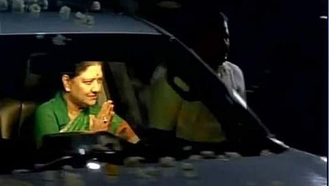 ರಾಜ್ಯಪಾಲರ ಭೇಟಿಗೆ ತೆರಳುತ್ತಿರುವ ಶಶಿಕಲಾ