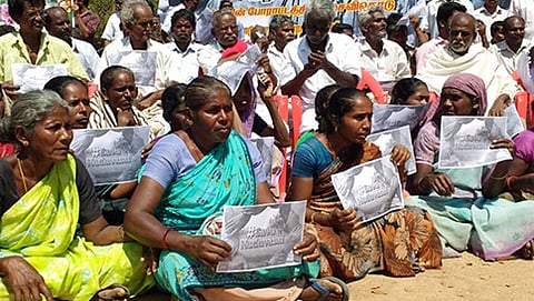 ಪ್ರತಿಭಟನಾ ನಿರತ ಗ್ರಾಮಸ್ಥರು