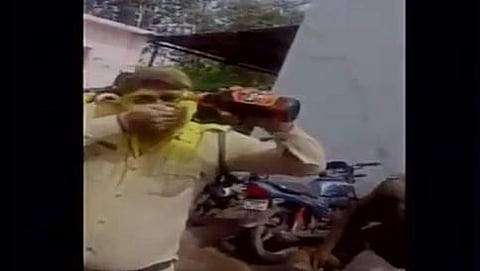 ಬಿಯರ್ ಕುಡಿಯುತ್ತಿರುವ ಪೊಲೀಸ್ ಸಿಬ್ಬಂದಿ