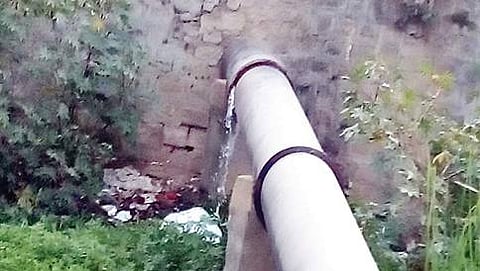 ಅಲಸೂರು ಗುರುದ್ವಾರ ಸಮೀಪ ಸೋರಿಕೆಯಾಗುತ್ತಿರುವ ಕೊಳವೆ ಮಾರ್ಗ
