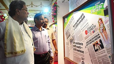 ಬಜೆಟ್ ನಂತರ ಪತ್ರಿಕೆಗಳ ಶೀರ್ಷಿಕೆ ವೀಕ್ಷಿಸುತ್ತಿರುವ ಸಿಎಂ ಸಿದ್ದರಾಮಯ್ಯ