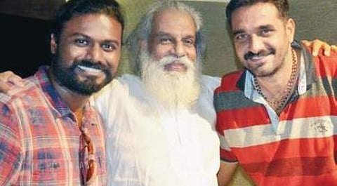 ಯೇಸುದಾಸ್ ಜೊತೆಗೆ ನಿರ್ದೇಶಕ ಮಂಜುನಾಥ್ (ಬಲಕ್ಕೆ)