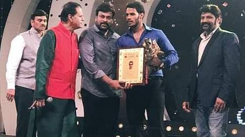 ಚಿರಂಜೀವಿ ಮತ್ತು ಬಾಲಕೃಷ್ಣ ಇವರಿಂದ ಟಿ ಎಸ್ ಆರ್ ಪ್ರಶಸ್ತಿ ಸ್ವೀಕರಿಸಿದ ನಿಖಿಲ್
