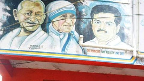 ರೌಡಿಶೀಟರ್ ಕಚೇರಿಯಲ್ಲಿ ಮಹಾತ್ಮ ಗಾಂಧಿ, ಮದರ್ ತೆರಸಾ ಜೊತೆಗೆ ಬಾಂಬ್ ನಾಗನ ಫೋಟೋ