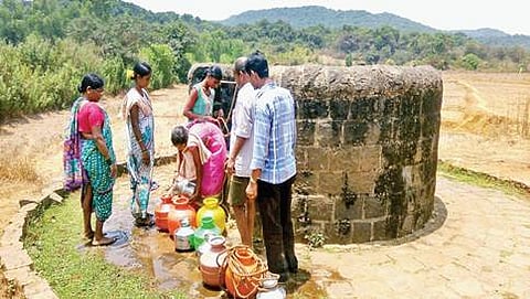 ಬಾವಿಯಿಂದ ನೀರು ಸಂಗ್ರಹಿಸುತ್ತಿರುವ ಗ್ರಾಮಸ್ಥರು