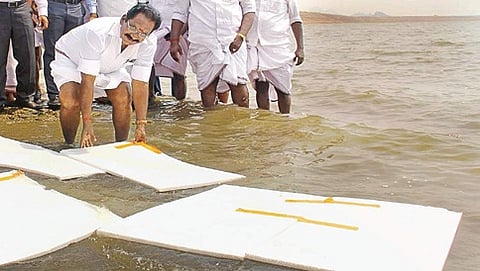 ಅಣೆಕಟ್ಟೆ ನೀರು ಆವಿಯಾಗುವುದನ್ನು ತಡೆಗಟ್ಟಲು ತಮಿಳುನಾಡು ಸಚಿವರ ಸಖತ್ ಐಡಿಯಾ!