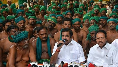 ಪ್ರತಿಭಟನಾ ಸ್ಥಳಗಲ್ಲಿ ರೈತರ ಮನವೊಲಿಸುತ್ತಿರುವ ಸಿಎಂ ಪಳನಿಸ್ವಾಮಿ