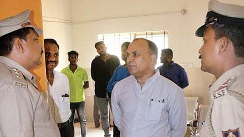ಬೈಯಪ್ಪನಹಳ್ಳಿ ಪೊಲೀಸ್ ಠಾಣೆಗೆ ಹಾಜರಾದ ರಮಿ ರೆಡ್ಡಿಯವರೊಂದಿಗೆ ಮಾತನಾಡುತ್ತಿರುವ ಪೊಲೀಸರು