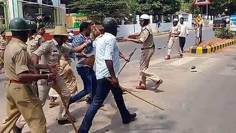 ಬಸ್ ಮೇಲೆ ಕಲ್ಲು ತೂರಾಟ ನಡೆಸಲು ಯತ್ನಿಸಿದವರನ್ನುಚದುರಿಸುತ್ತಿರುವ ಪೊಲೀಸರು