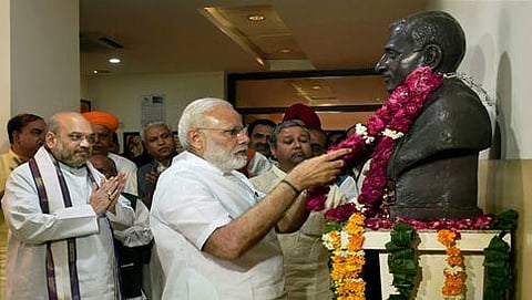 ಬಿಜೆಪಿ ಸ್ಥಾಪನಾ ದಿನದ ಅಂಗವಾಗಿ ಪಂಡಿತ್ ದೀನ್ ದಯಾಳ್ ಉಪಾಧ್ಯಾಯ ಅವರ ಪ್ರತಿಮೆಗೆ ಮಾಲಾರ್ಪಣೆ ಮಾಡಿದ ಪ್ರಧಾನಿ ನರೇಂದ್ರ ಮೋದಿ. ಚಿತ್ರದಲ್ಲಿ ಅಮಿತ್ ಶಾ ಮತ್ತು ಇತರ ನಾಯಕರು ಇದ್ದಾರ