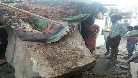 ಬಳ್ಳಾರಿಯಲ್ಲಿ ಗುಡಿಸಲಿಗೆ ಬಿದ್ದ ಬಂಡೆಕಲ್ಲು
