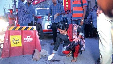 ಕೊಲೆ ನಡೆದ ಸ್ಥಳ ಪರಿಶೀಲಿಸುತ್ತಿರುವ ಪೊಲೀಸರು
