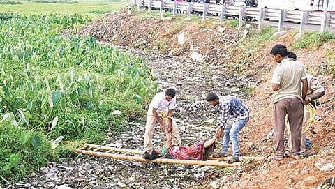 ಮಹಿಳೆಯರನ್ನು ರಕ್ಷಿಸಿದ  ಪೊಲೀಸರು