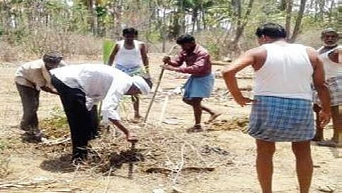 ತುಮಕೂರು ಸಮೀಪ ಹಳ್ಳಿಯಲ್ಲಿ ಗ್ರಾಮಸ್ಥರು ಮಲ್ಲೇಗೌಡರ ಮೃತದೇಹವನ್ನು ಹೊರತೆಗೆಯುತ್ತಿರುವುದು.