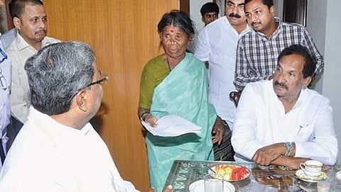ದೆಹಲಿಯಲ್ಲಿ ಸಿಎಂ ಅವರನ್ನು ಭೇಟಿ ಮಾಡಿದ ಗುಡಿಬಂಡೆ ಮಹಿಳೆ ಮುನಿಯಮ್ಮ