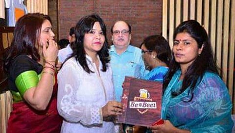 ಬಿಯರ್ ಬಾರ್ ಉದ್ಘಾಟಿಸುತ್ತಿರುವ ಸಚಿವೆ ಸ್ವಾತಿ ಸಿಂಗ್