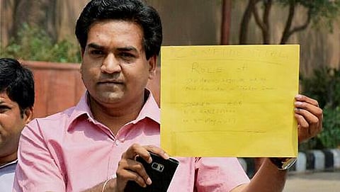 ಎಸಿಬಿಗೆ ದಾಖಲೆ ನೀಡಿದ ದಾಖಲೆ ಪ್ರದರ್ಶಿಸುತ್ತಿರುವ ಕಪಿಲ್ ಮಿಶ್ರ