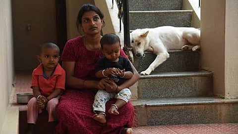 ಬೆಂಗಳೂರಿನ ಪೀಣ್ಯದಲ್ಲಿರುವ ತಮ್ಮ ಮನೆಯಲ್ಲಿ ಇಬ್ಬರು ಮಕ್ಕಳೊಂದಿಗೆ ಸರಸ್ವತಿ. ಅವರ ಪ್ರೀತಿಯ ನಾಯಿಯೂ ಜೊತೆಗಿದೆ.