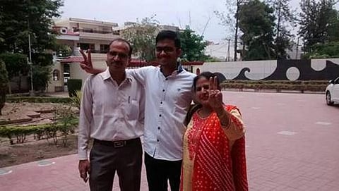 ಸರ್ವೇಶ್ ಮೆಹ್ತಾನಿ ತನ್ನ ಪೋಷಕರೊಂದಿಗೆ