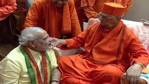 ಆತ್ಮಸ್ಥಾನಂದ ಮಹಾರಾಜರೊಂದಿಗೆ ಪ್ರಧಾನಿ ನರೇಂದ್ರ ಮೋದಿ (ಸಂಗ್ರಹ ಚಿತ್ರ)